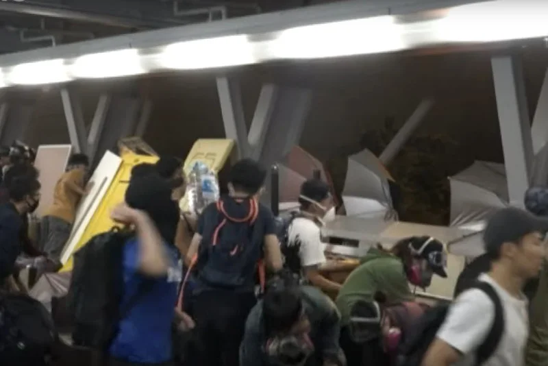 Uzbrojeni w łuki, kamienie i koktajle Mołotowa studenci  od niedzieli walczą na terenie kampusu z oddziałami policji.