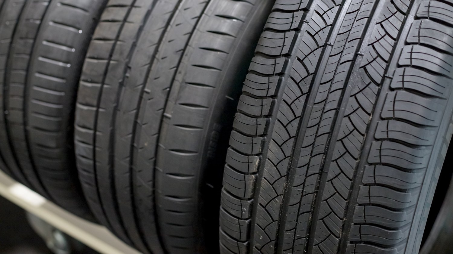 Polacy wypowiedzieli się na temat letnich opon zimą. Jednoznaczny wynik sondażu i... co dalej?