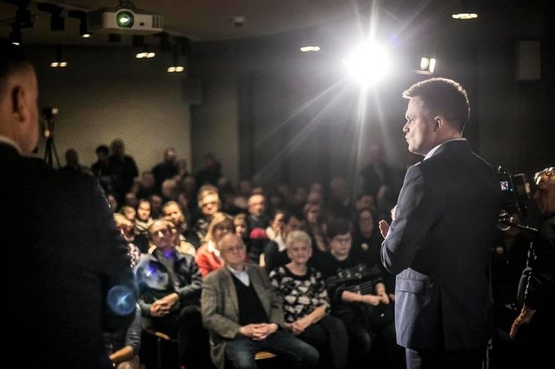 Największa sala konferencyjna w podwarszawskim Piasecznie nie pomieściła wszystkich chętnych na spotkanie z Szymonem Hołownią, kandydatem na prezydenta.