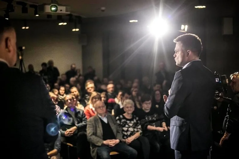 Największa sala konferencyjna w podwarszawskim Piasecznie nie pomieściła wszystkich chętnych na spotkanie z Szymonem Hołownią, kandydatem na prezydenta.