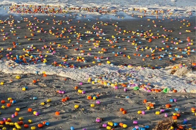 Rajska plaża – tysiące zabawek z jajek z niespodzianką zalegają na piasku.