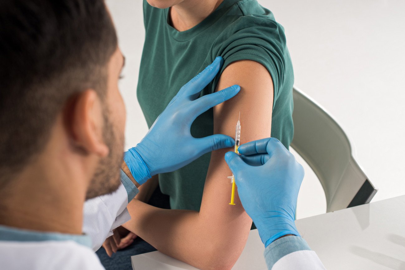 Szczepienia to wciąż najskuteczniejszy sposób walki z wirusem COVID-19. Zaktualizowane szczepionki są już dostępne.