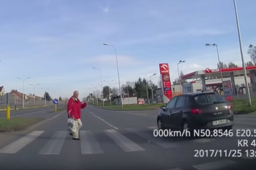 Na nagraniu pieszy kilka razy musi zatrzymywać się na środku jezdni, ponieważ kierowcy łamią przepisy.