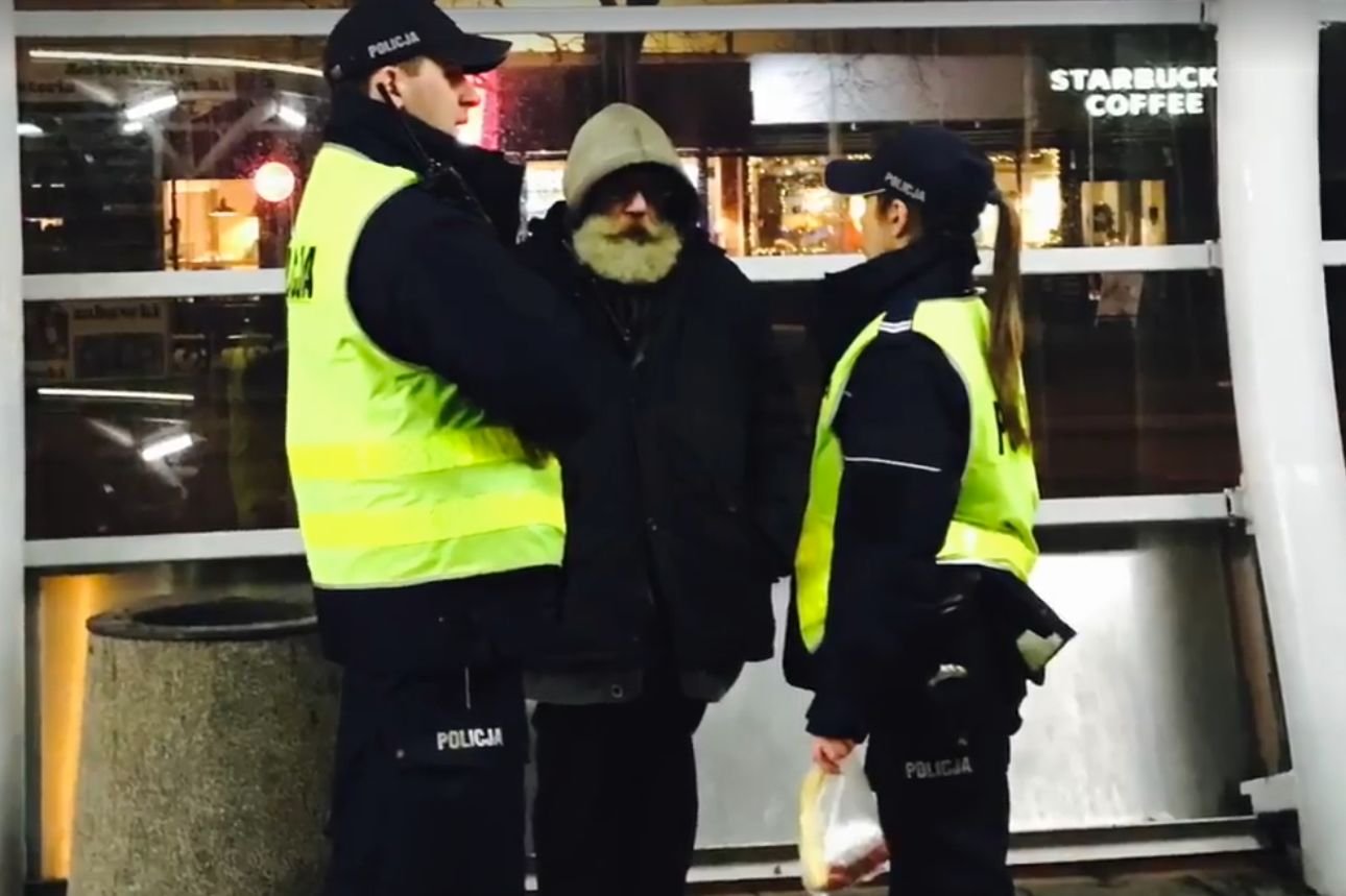 Sytuacja z jednego z warszawskich przystanków poruszyła internautów i znanego z akcji społecznych Filipa Chajzera.