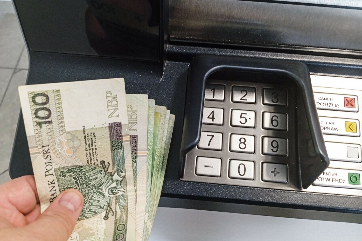 Limity wypłat w bankomatach. Ile można wybrać gotówki?