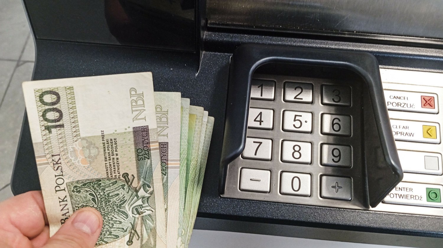 Ile można wypłacić z bankomatu? Takie są dzienne limity Limity wypłat w bankomatach. Ile można wybrać gotówki?