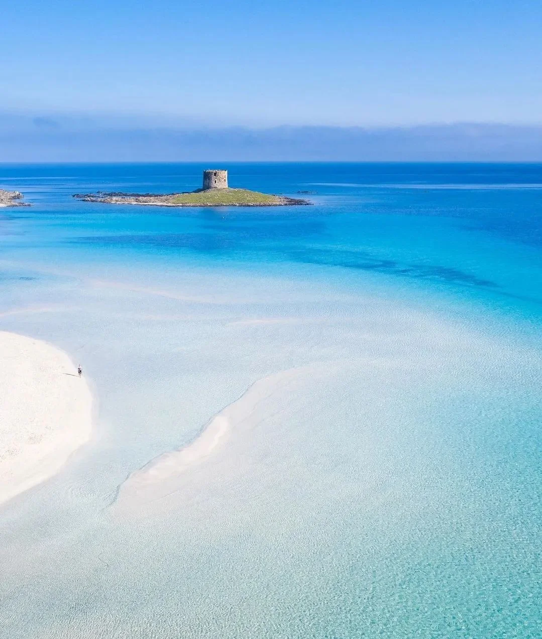 La Pelosa - plaża z jedną z najczystszych wód w Europie La Pelosa - plaża z jedną z najczystszych wód w Europie
