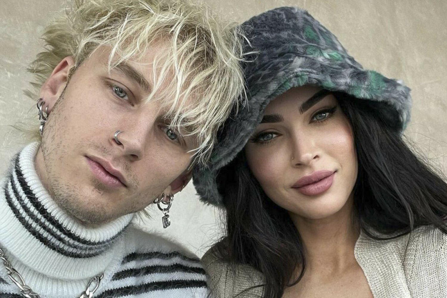 Megan Fox miała przejrzeć SMS-y na telefonie MGK. Megan Fox miała przejrzeć SMS-y na telefonie MGK.