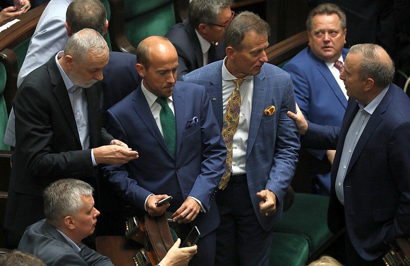 Szefostwo PO przestraszyło się reakcji Polaków na poparcie podwyżek pensji dla posłów. Szefostwo PO przestraszyło się reakcji Polaków na poparcie podwyżek pensji dla posłów.