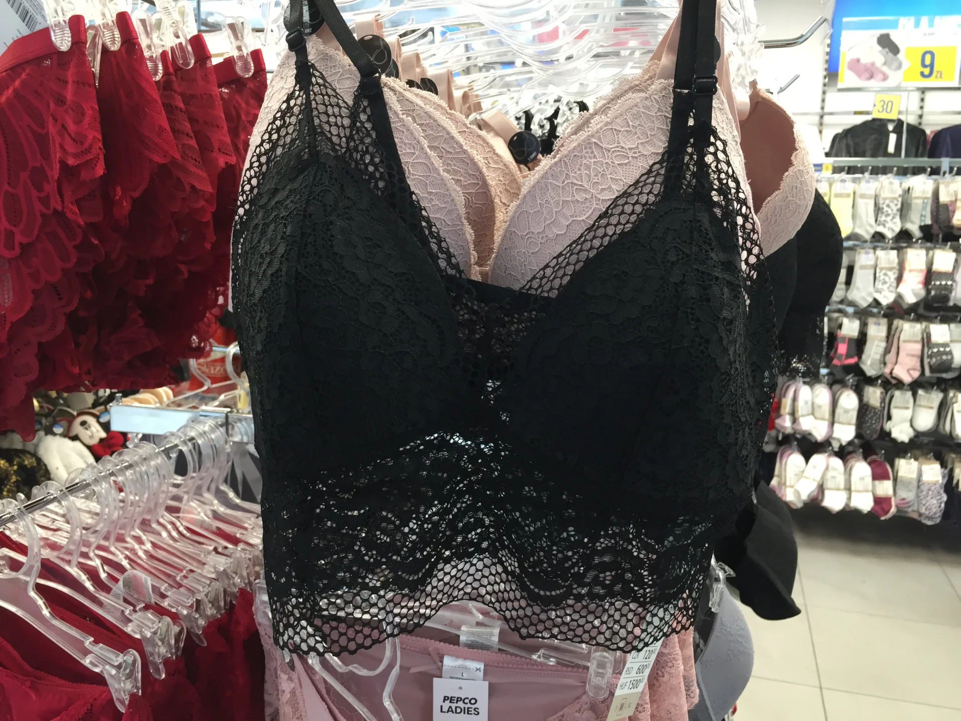 Braletka to spolszczona nazwa stanika typu bralette. O co w tym wszystkim chodzi? Braletka to trójkątną miseczkę, która delikatnie podtrzymuje piersi, ale nie zmienia ich naturalnego kształtu. Sprawdzi się na małych i średnich biustach