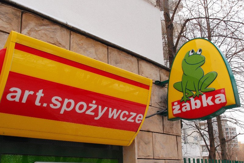 Właściciel sklepu Żabka w Ostrowie Wielkopolskim w niehandlowe niedziele nie chce obsługiwać członków i sympatyków PiS. Jak pisze w obwieszczeniu, zabrania mu tego klauzula sumienia.