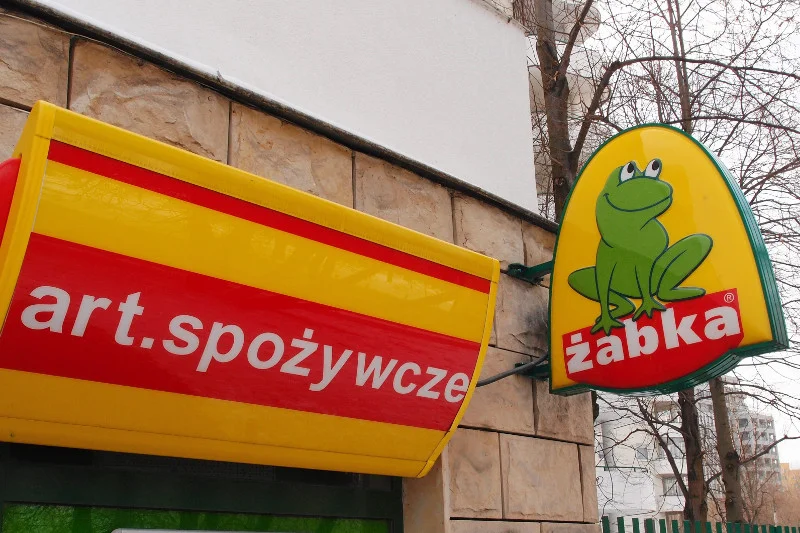 Właściciel sklepu Żabka w Ostrowie Wielkopolskim w niehandlowe niedziele nie chce obsługiwać członków i sympatyków PiS. Jak pisze w obwieszczeniu, zabrania mu tego klauzula sumienia.