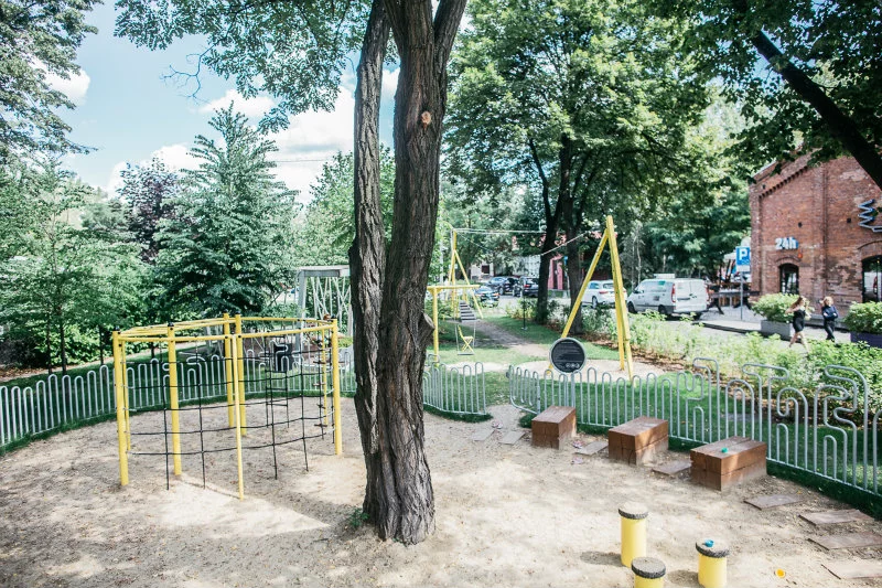 Plac zabaw na Soho Factory przyciąga dzieciaki nie tylko z pobliskich apartamentowców