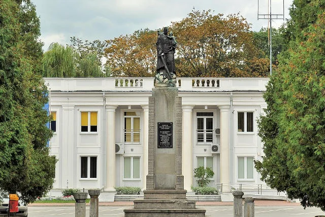 Radziecki pomnik zniknął sprzed mieleckiego starostwa