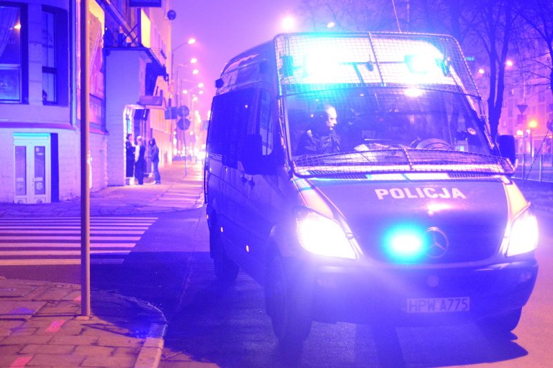 Zatrzymany mężczyzna poskarżył się na przepełniony radiowóz. Sąd przyznał mu rację.