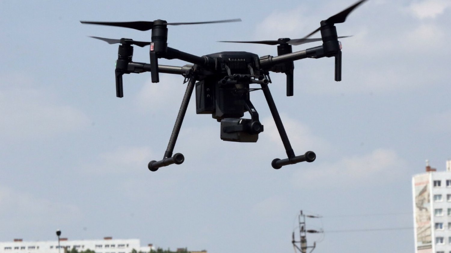 Dron na tle bloków