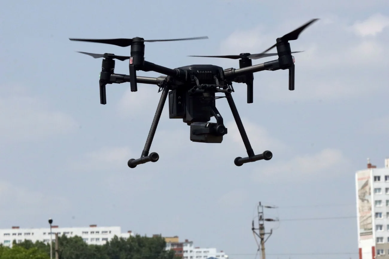 Dron na tle bloków