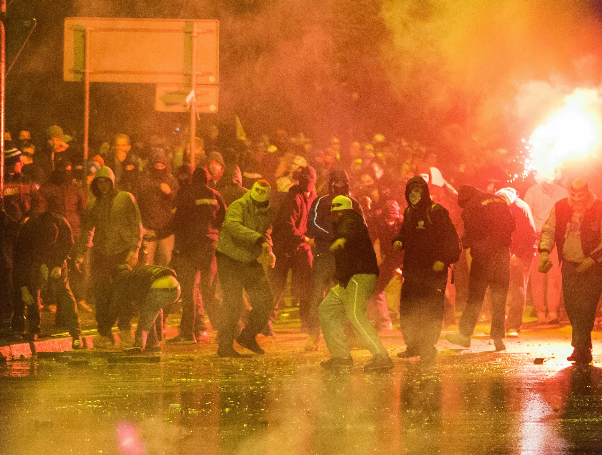 11.11.2014r. Uczestnicy Marszu Niepodległości rzucają kamieniami w kierunku policji