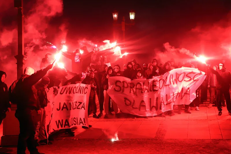 Podczas ostatniej pielgrzymki na Jasną Górę skrajnie prawicowi kibole demonstrowali w sprawie uwolnienia najbardziej znanego polskiego terrorysty Janusza Walusia, który w RPA odsiaduje wyrok za zamach na Chrisa Haniego z 1993 roku.