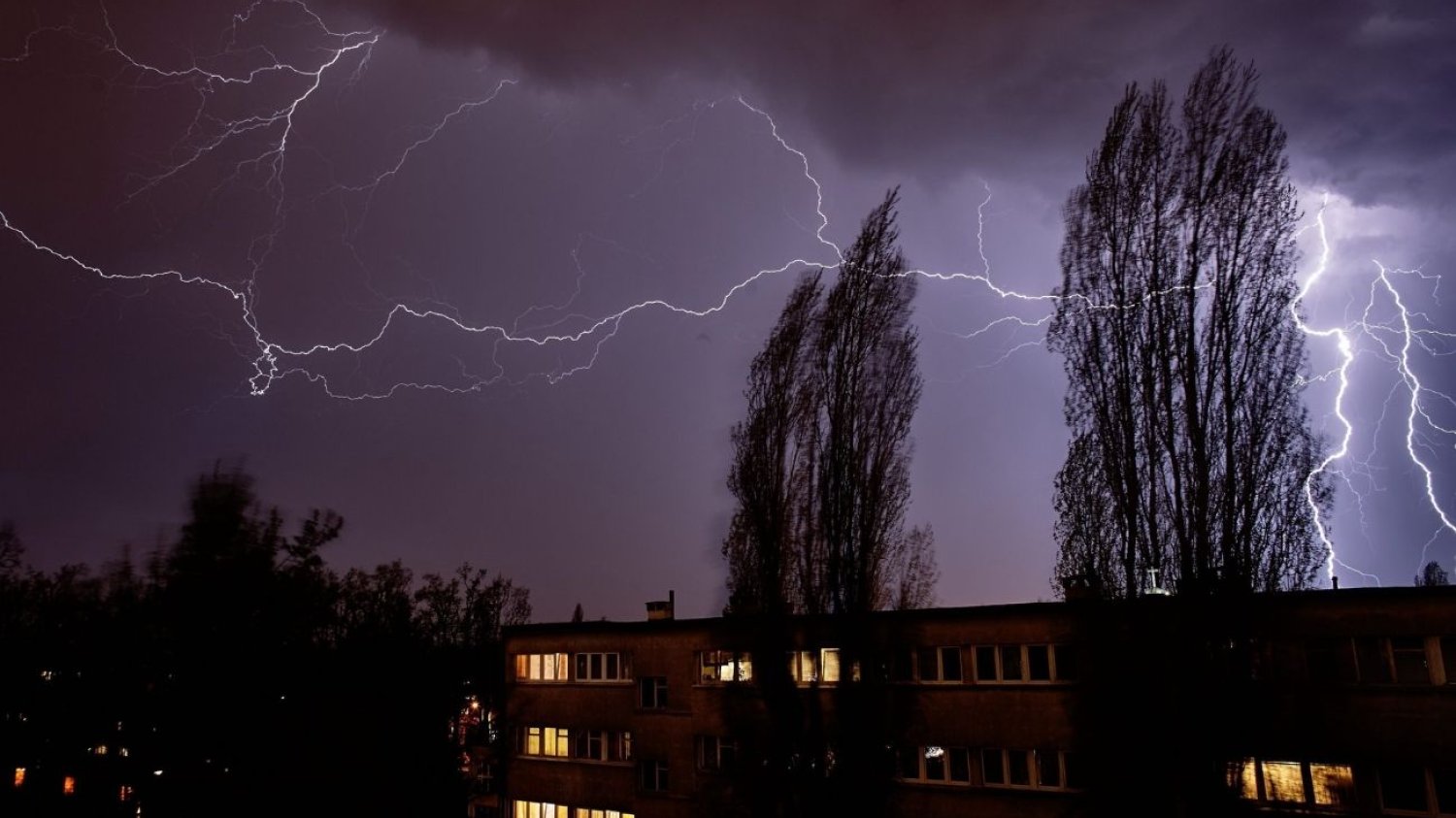 Dziś niebezpieczna pogoda w Polsce. IMGW wydał nowe alerty przed burzami i nie tylko. Niebezpieczna pogoda we wtorek. IMGW wydał alerty przed burzami i wiatrem.