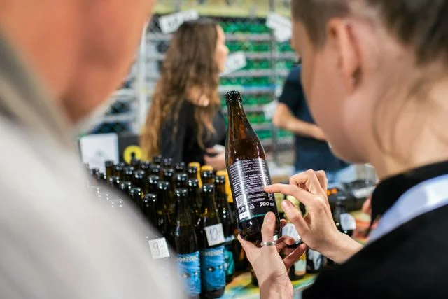 O piwie wiele można dowiedzieć się na podstawie jego etykiety, przekonują Piwoznawcy.