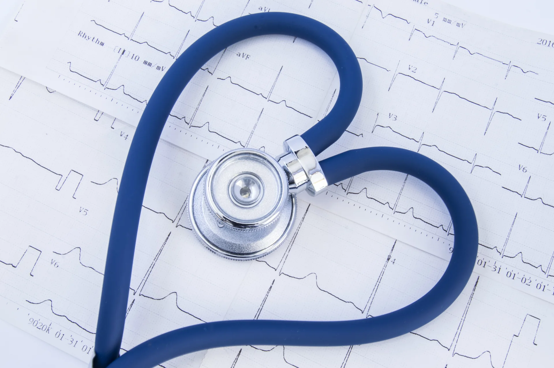 Koronawirus a serce. EKG i stetoskop EKG — elektrokardiogram ze stetoskopem w kształcie serca.