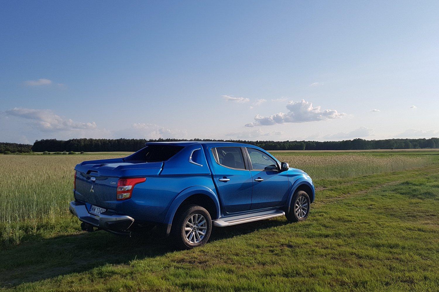 L200 to z pewnością nie jest miejskie autko ani rodzinne kombi. Samochód z początku trochę poraża swoją wielkością, ale szybko można docenić jego walory użytkowe.