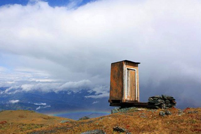 Wizyta w toalecie stacji meteorologicznej Kara-Tyurek dostarcza zapewne niezapomnianych wrażeń