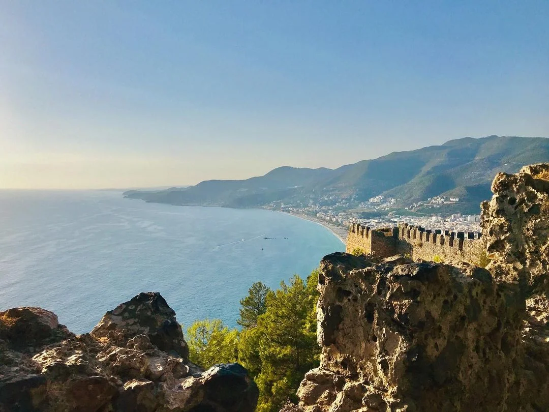 Fragment Alanya Kalesi i panorama miasta w tle.