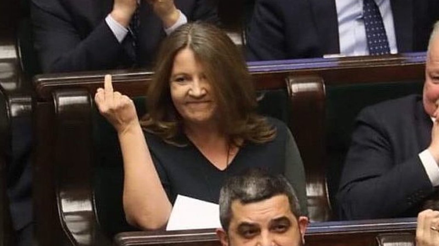 Posłanka PiS Joanna Lichocka wystawia środkowy palec w kierunku opozycji. Jej partia właśnie zdecydowała, że 2 mld zł nie pójdą na chorych na raka, lecz TVP. Lichocka twierdziła, że pocierała w ten sposób oko.