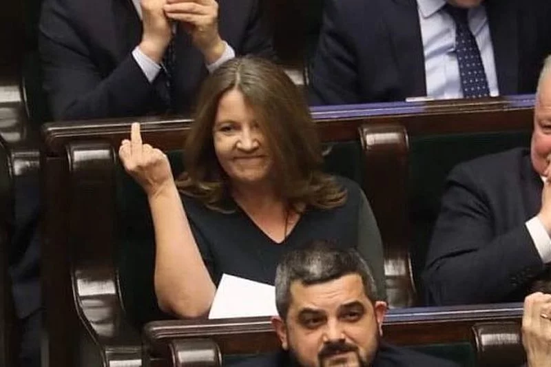 Posłanka PiS Joanna Lichocka wystawia środkowy palec w kierunku opozycji. Jej partia właśnie zdecydowała, że 2 mld zł nie pójdą na chorych na raka, lecz TVP. Lichocka twierdziła, że pocierała w ten sposób oko.
