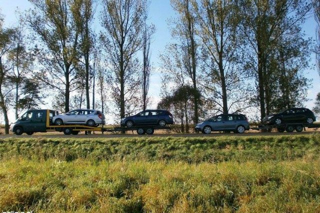 Policjanci nałożyli na dwóch mężczyzn łącznie mandat w wysokości 1150 zł za holowanie pojazdów wbrew przepisom prawa.