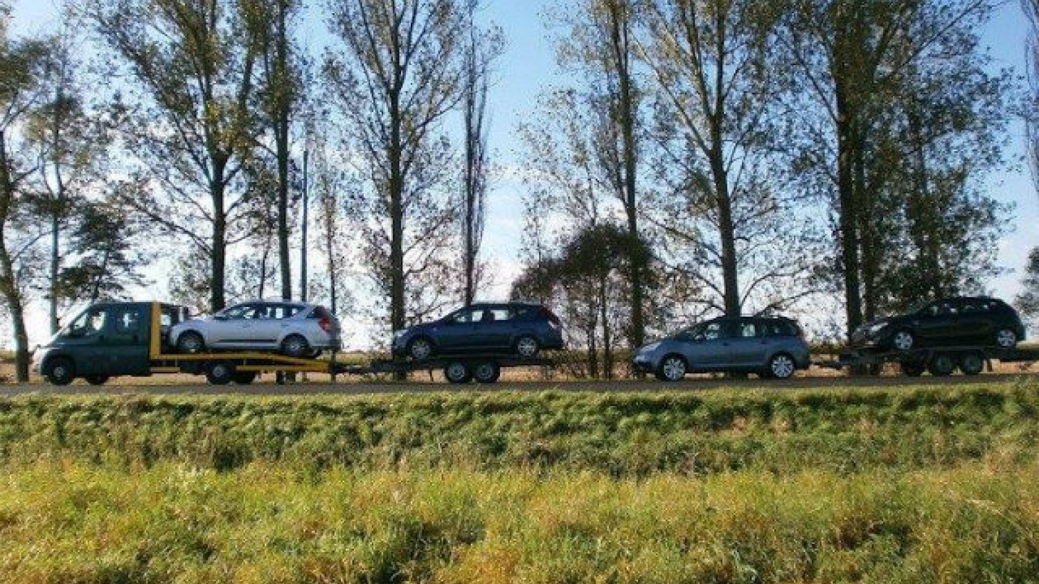 Policjanci nałożyli na dwóch mężczyzn łącznie mandat w wysokości 1150 zł za holowanie pojazdów wbrew przepisom prawa.