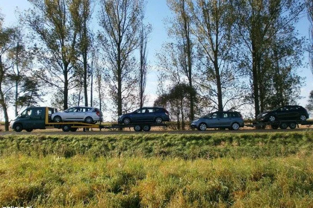 Policjanci nałożyli na dwóch mężczyzn łącznie mandat w wysokości 1150 zł za holowanie pojazdów wbrew przepisom prawa.