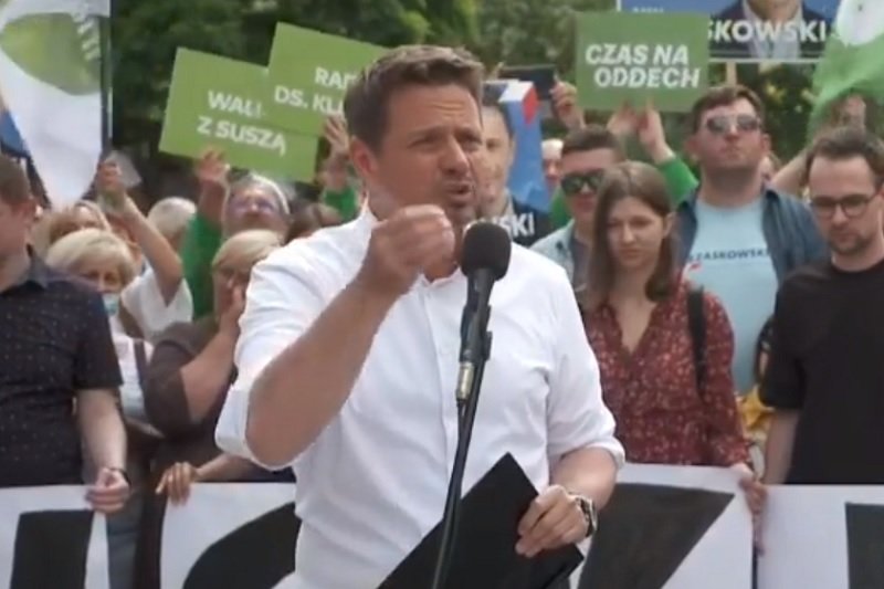 Mieszkańcy Płocka wyśmiali pytanie dziennikarza o ścieki w Wiśle.