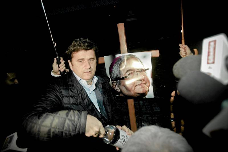 Krzyż, zdjęcie abpa Sławoja Leszka Głódzia, kiełbasa i butelka czystej - tak wyglądała pikieta Palikota przed siedzibą łódzkiej Kurii w listopadzie 2010 roku. Poseł domagał się finansowania zabiegów in vitro i protestował przeciwko wpływom Kościoła.
