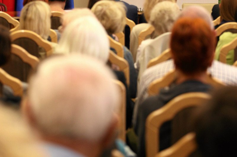 Starsi ludzie koło 60-tki potrafią mocno hejtować w sieci.