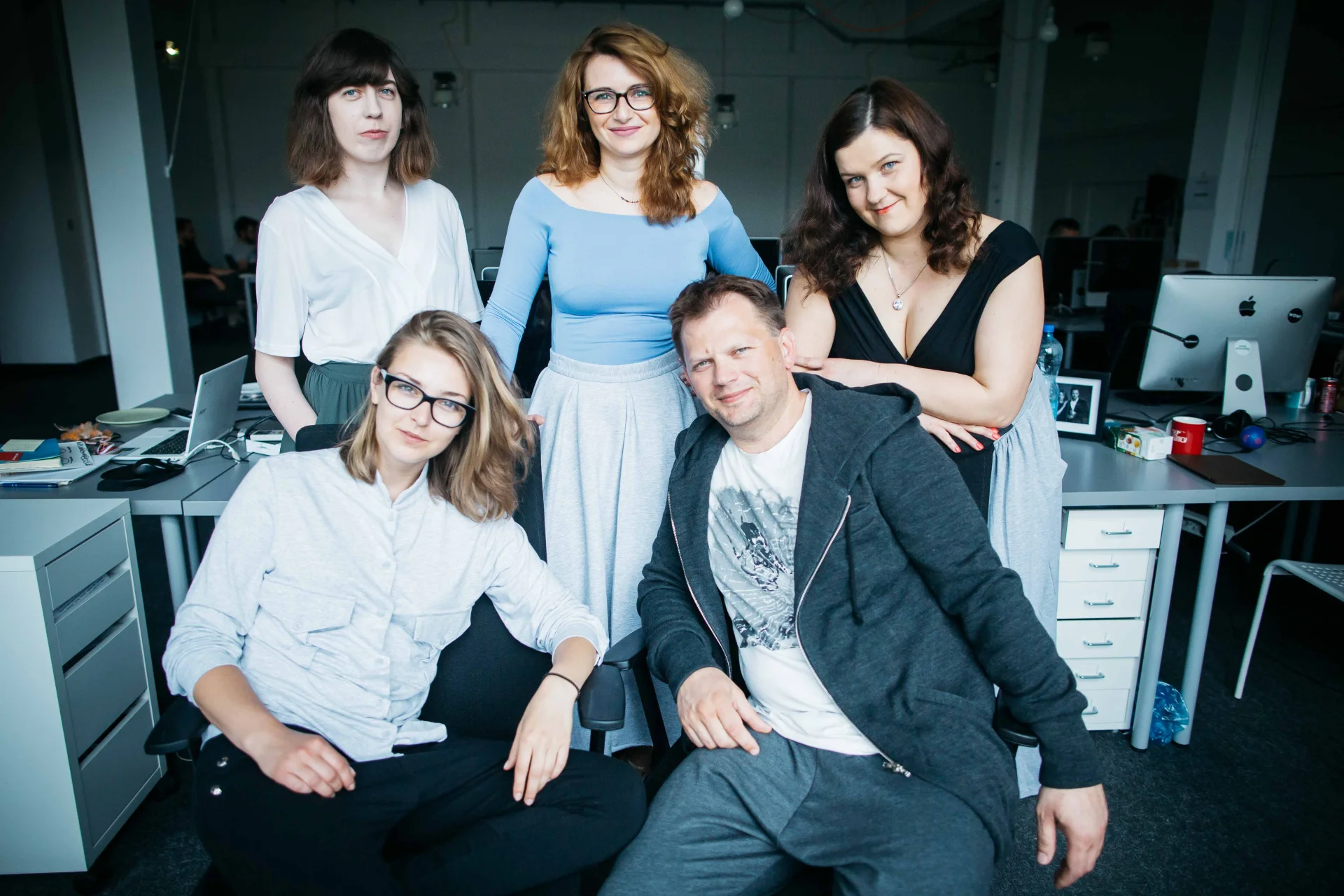 Na zdjęciu: Karolina, Agata, Ania, Alicja i Paweł z newsroomu. OD LEWEJ: 1. SAMA SŁODYCZ czarna – 249 zł, BALDRESÓWA melanż – 289 zł, SAFARISKA melanż – 269 zł, FRAK swetrowy grafit męski – 629 zł, INSIDERY męskie grafit – 289 zł, HOLLYŁÓDKA blue – 249 zł