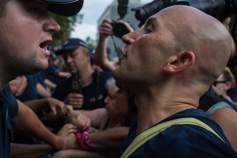 W piątek doszło do przepychanek słownych i nie tylko pod Sejmem. Jeden z policjantów czuje się zagrożony, bo poseł Szczerba wyjawił jego nazwisko. Funkcjonariusz miał szczególnie brutalnie potraktować jednego z demonstrantów.
