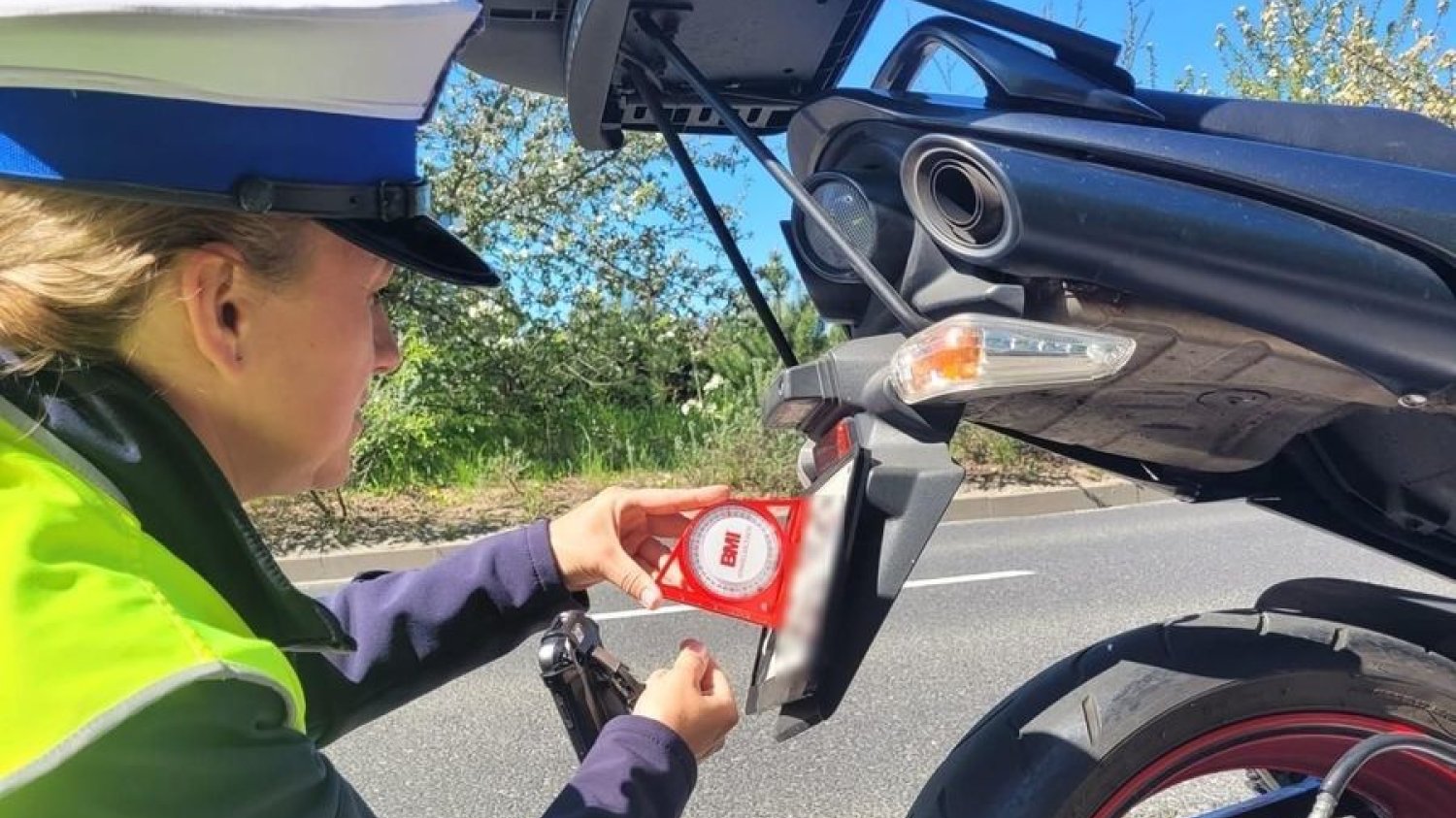 Policja kontroluje kąt nachylenia tablicy