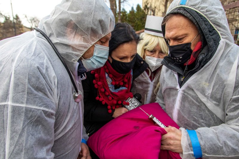 "Lotna Brygada Opozycji" dokonała symbolicznego zaszczepienia Jarosława Kaczyńskiego.