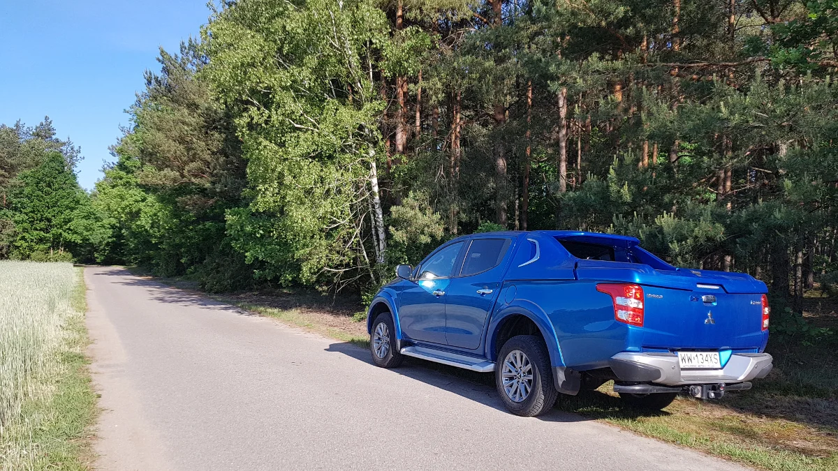 L200 to zdecydowanie nie jest samochód na ulice zakorkowanych miast. Zdecydowanie lepiej się czuje tam, gdzie można poczuć wolność i przestrzeń.