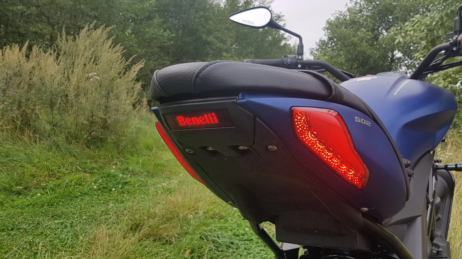 LED-owe światła z przodu i z tyłu to standard w Benelli 502C.