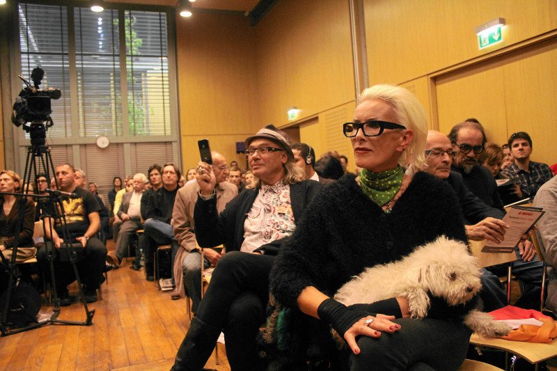 Kamil Sipowicz i Kora praktycznie nie rozstają się z Ramoną. Piosenkarka zabiera ją ze sobą nawet do studia telewizyjnego. Niestety nie może z nią być w szpitalu.