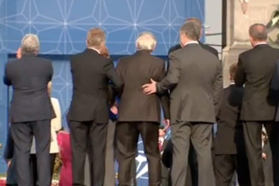 Jean-Claude Juncker był wyraźnie niedysponowany podczas szczytu NATO w Brukseli.