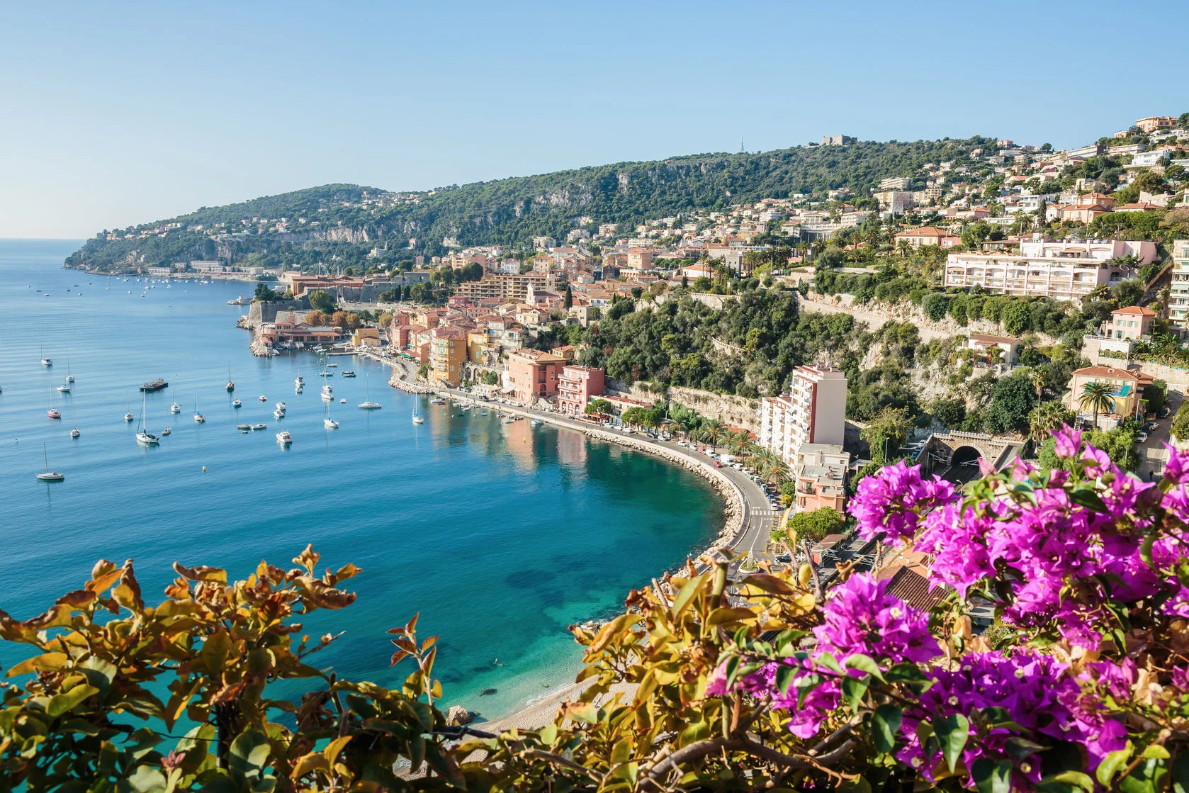 Villefranche sur mer na Lazurowym Wybrzeżu. Na południu Europy szkoły językowe można znaleźć nawet w małych miejscowościach, gdzie koszty życia nie przerosną polskiej kieszeni.