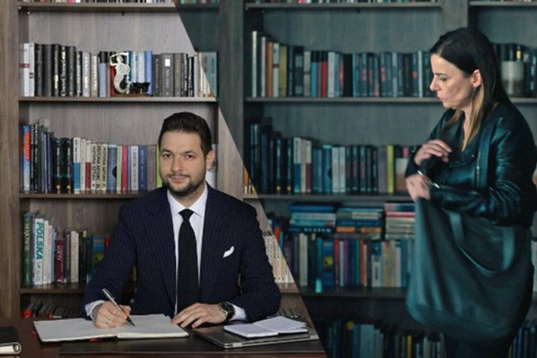 Patryk Jaki NAPRAWDĘ siedzi przed regałem będącym dekoracją z planu filmowego.