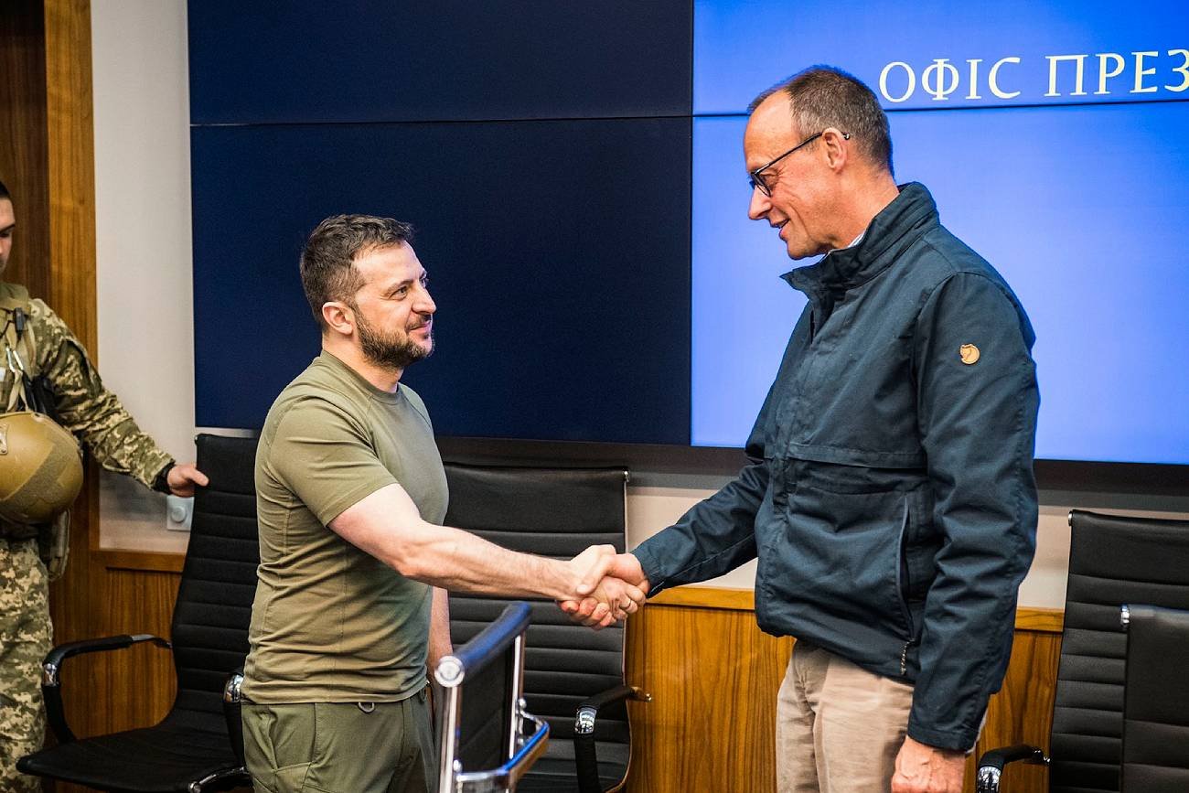 Gdyby wybory do Bundestagu odbywały się w najbliższym czasie, nowym kanclerzem Niemiec zostałby szef CDU Friedrich Merz. Zyskują też zadeklarowani przyjaciele Ukrainy z Die Grünen. Prezydent Ukrainy Wołodymyr Zełenski i przewodniczący niemieckiej partii CDU Friedrich Merz.