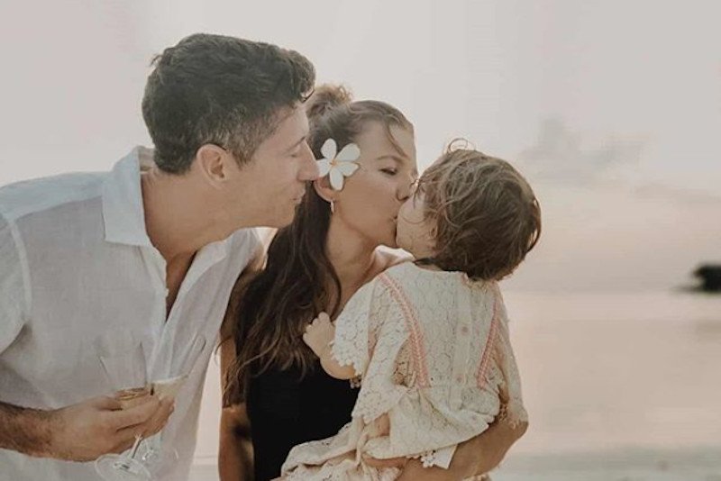 Anna i Robert Lewandowscy wraz z córką Klarą pokazują, jak rodzinnie można świętować Sylwestra!