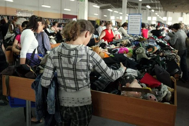 Wrzucasz ubrania do kontenerów? Nie pomagasz potrzebującym, ale zasilasz lumpeksy